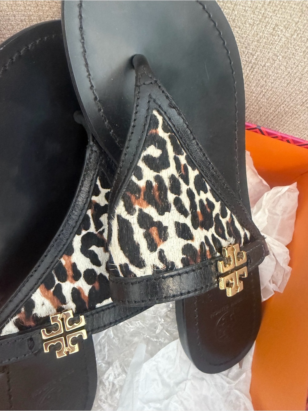 Tory Burch Eloise Flat Thong Sandals Printed Hair Calf Reva Leopard Black 9 - Picture 3 of 6